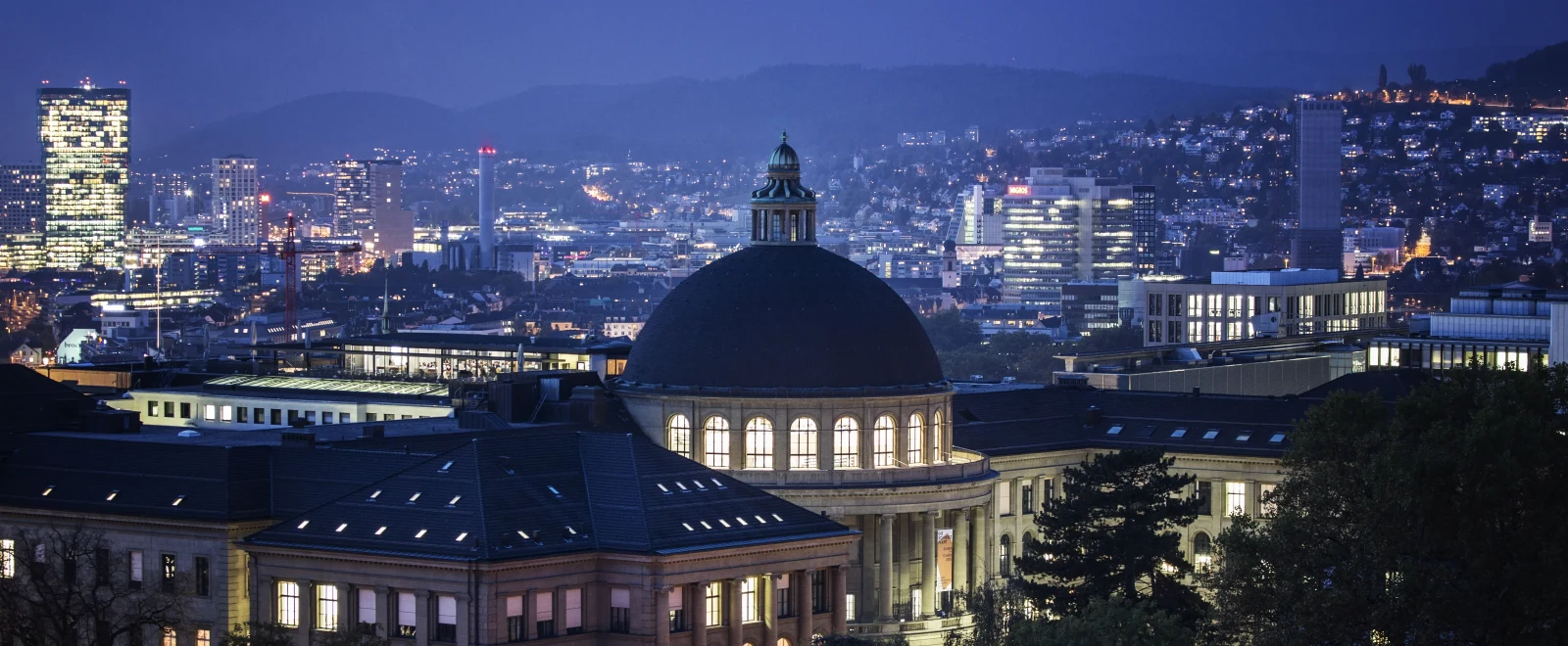 Teaserimage University of Zurich at evening light